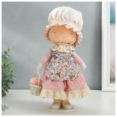 Кукла интерьерная "Малышка в чепчике и переднике цветочном, с корзиной цветов" 33х14х16 см Noname