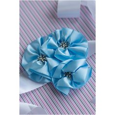 Атласный бант на конверт новорожденного мальчика "Голубые розы" для выписки из роддома, с брошами из страз Свадебная мечта