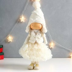 Кукла интерьерная "Девочка в белой шапочке с сердечком" 20х10х51 см Россия