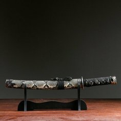 Сувенирное оружие «Катана на подставке», бежевые ножны под змеиную кожу, 47см Noname
