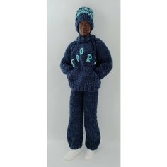 Комплект "Спорт" вязанной одежды для куклы Mattel (мужчины) из 3-х предметов: шапка, свитшот с карманом кенгуру и брюки + вешалка Maryeva