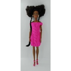 Вязаное платье с открытыми плечами , с рисунком "Косичка" для куклы Barbie + вешалка. Maryeva