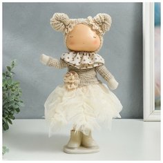 Кукла интерьерная "Малышка в бежевом наряде, юбка из сетки" 33х15х18,5 см NO Name