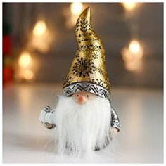 Сувенир полистоун "Дедушка Мороз в золотом колпаке, с подарком" 14,5х7х8,5 см