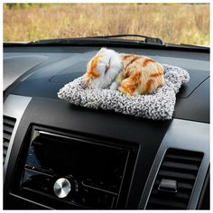 Игрушка на панель авто, кошка на подушке, бело-рыжий окрас нет бренда