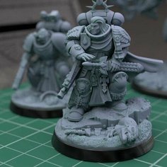 Фигурка капитан Кровавых Ангелов для настольной игры Warhammer 40к размер 40мм Mr Mc Angry