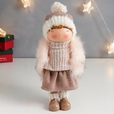 Кукла интерьерная "Малышка в меховом жилете и в шапке с помпоном" 29,5х9х18 см нет бренда