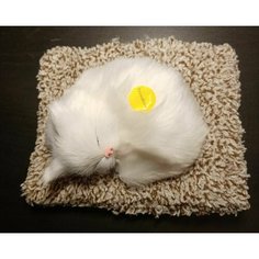 Спящий котенок на коврике, мяукающий (14см. х 11см.) антистресс ART