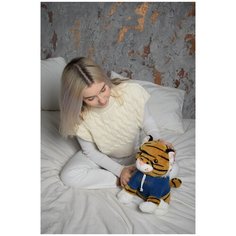 Мягкая Игрушка Тигр Тёмный в Футболке 35 см, Символ 2022 года Yuma Toys