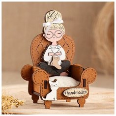 Сувенир-игольница "Рукодельница", МДФ, Дуб-золото, 8,5х5х11,5 см Без бренда