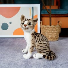 Мягкая игрушка Кошечка сидячая 30 см коричневая полосатая китай