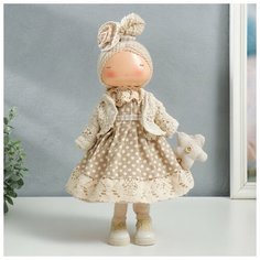 Кукла интерьерная "Малышка в бежевом платье в горох, с цветочком" 39х12,5х17 см NO Name