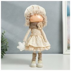 Кукла интерьерная "Малышка в берете, в бежевом наряде, с цветком" 36,5х13х17 см Noname