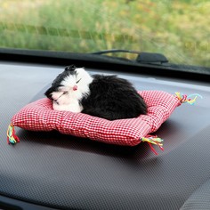 Игрушка на панель авто, кошка на подушке, черно-белый окрас No Brand