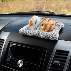 Игрушка на панель авто, кошка на подушке, бело-рыжий окрас No Brand
