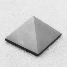 Пирамида из шунгита, 4 см, полированная No Brand