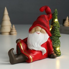 Новогодний сувенир NoBrand 9498824 Дед Мороз в красном наряде сидит у ёлочки 14х7х18 см