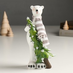 Новогодний сувенир NoBrand 9498843 Белый медведь в шарфике несёт ёлочку 8х5,5х19 см
