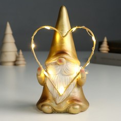Новогодний сувенир NoBrand 9498892 Дед Мороз в золотом наряде, с сердцем 6,5х9х16 см
