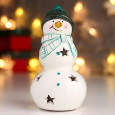 Новогодний сувенир NoBrand 6494457 Снеговик, зелёная шапка, звёздочки 11,3х6,2х6,2 см