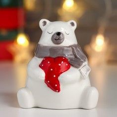 Новогодний сувенир NoBrand 6494466 Белый мишка, серый шарф, красное сердце 9х6,5х8,5 см