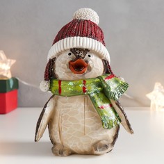 Новогодний сувенир NoBrand 7521797 Пингвин в красной шапке и зелёном шарфе 17,5х11,5 см
