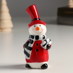 Новогодний сувенир NoBrand 7620320 Снеговик в цилиндре и шарфе, с подарком 11,6х5х4,3 см