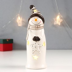 Новогодний сувенир NoBrand 7620341 Снеговик в полосатой шапке, со звездой 17,8х6х6 см