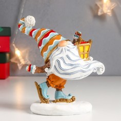 Новогодний сувенир NoBrand 7650115 Дедушка Мороз на мини-лыжах с фонарём 13,5х5,5х11,5 см