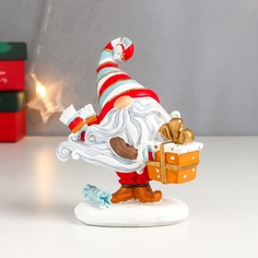Новогодний сувенир NoBrand 7650116 Дедушка Мороз с подарком, в колпаке 13х5,5х10,5 см