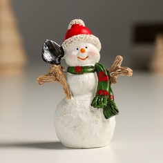 Новогодний сувенир NoBrand 9472983 Снеговик в красной шапке, с лопатой 5,5х3х7,5 см
