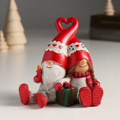 Новогодний сувенир NoBrand 9488425 Дед Мороз и бабуся с подарком, сидят 10х7,5х10 см