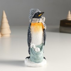 Новогодний сувенир NoBrand 9491485 Пингвин в шапке и шарфе с мешком подарков 6х6,5х15,5 см
