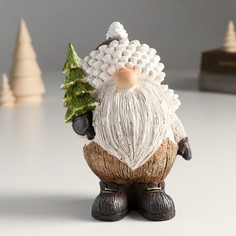Новогодний сувенир NoBrand 9491493 Дед Мороз в шапке-шишке, с елочкой 9х7х15 см