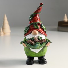 Новогодний сувенир NoBrand 9491535 Дед Мороз в колпаке с ягодами, с шишками 9х9х18,8 см