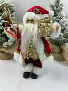 Фигурка новогодняя LED Дед Мороз в красной шубе с подарками в руке 30х17