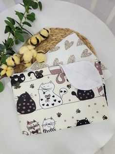 Набор пеленок непромокаемых Коты с сердечками вязанными 2шт 70*100см No Brand