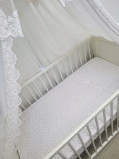 Простынь на резинке на матрас "Веточки сиреневые" 120*60см No Brand