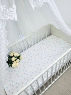 Простынь на резинке на матрас Капли на белом 120*60см No Brand