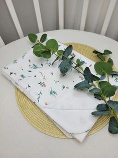 Пеленка непромокаемая "Зелёные веточки на белом" 70*100см No Brand