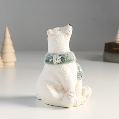 Сувенир керамика "Белый мишка в зелёном шарфе, сидит" 12х11х15,5 см No Brand