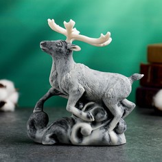 Фигура Сувениры из мраморной крошки северный олень на снегу 15см