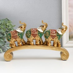 Сувенир полистоун "Три слона на дуге - попона с красно-зелёная" 24х5х15 см No Brand