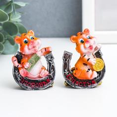 Сувенир полистоун "Тигрёнок с подковой-пожеланием" МИКС 5,8х3х4,5 см No Brand