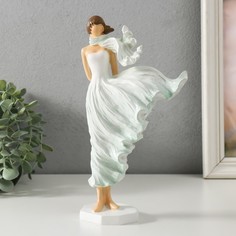 Сувенир полистоун Девушка с шарфом. Ветер 14,5х7,5х25 см No Brand