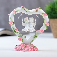 Сувенир "2 ангелочка на качелях в сердце" в венке из роз 11х10х4 см No Brand