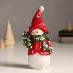 Сувенир полистоун "Снеговик в красном с зелёным шарфом, держит ёлку" 9,3х8,2х18,7 см No Brand