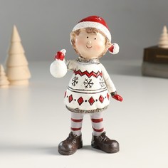 Сувенир полистоун "Малыш в зимнем свитере и колпаке, с новогодним шариком" 9х5,5х17 см No Brand