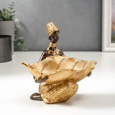 Сувенир полистоун подставка "Африканка с золотым листом" 14х14,8х9,5 см No Brand