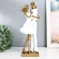 Сувенир полистоун "Семейная пара с сыном" белый 10х12х32 см No Brand